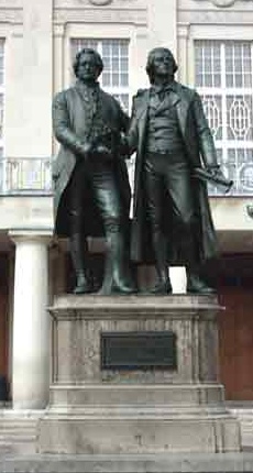 Goethe und Schiller vor dem Nationaltheater in Weimar